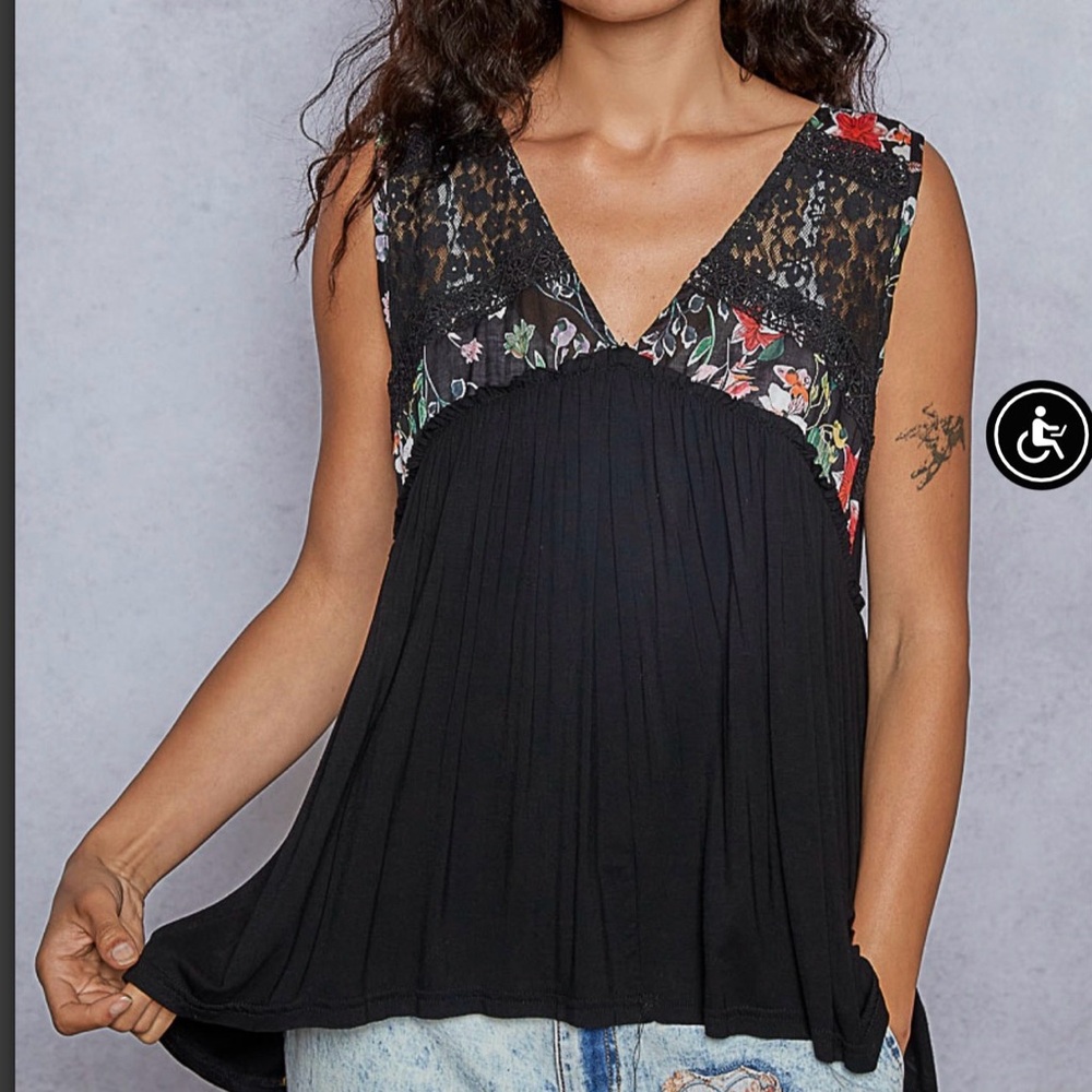 POL Lace-Detail Black Floral V-Neck Tank Top